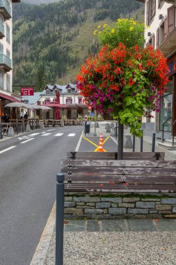 Chamonix Mont-Blanc, Fransa - 4 Ekim 2019: Fransız Alplerindeki ünlü kayak merkezinin sokak ve tren istasyonu manzarası