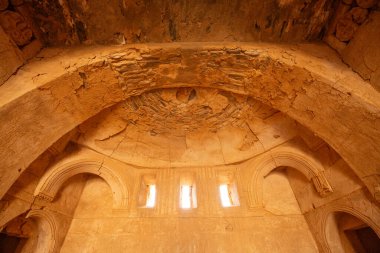 Çöl kalesi Qasr Kharana 'nın içinde, El Haraneh, Ürdün, Amman yakınlarında. 8. yüzyılda yapılmış, kervansaray olarak kullanılmış.