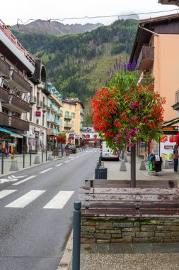 Chamonix Mont-Blanc, Fransa - 4 Ekim 2019: Fransız Alplerindeki ünlü kayak merkezinin sokak ve tren istasyonu manzarası