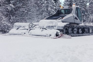 Bansko ve Bulgaristan kar temizleyici kar temizleme pisti makinesi kayak pistini yakın çekime hazırlıyor