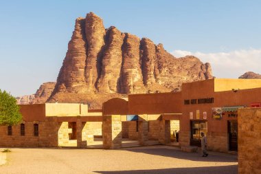 Ürdün, Wadi Rum - 2 Kasım 2022: 7 Bilgelik Sütunlu Wadi Rum Çölü girişi