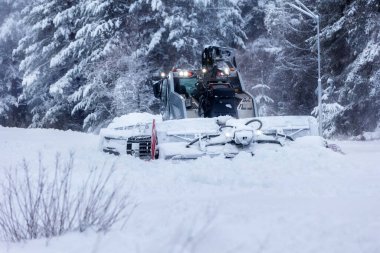 Bansko ve Bulgaristan kar temizleyici kar temizleme pisti makinesi kayak pistini yakın çekime hazırlıyor