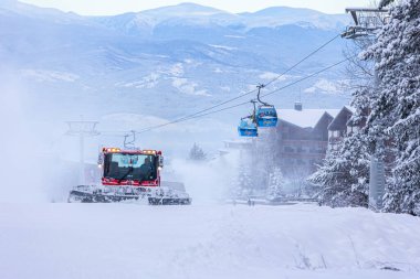 Bansko, Bulgaristan - 21 Ocak 2024: Yokuşta raylı Bulgar kış kayak merkezi, gondol kaldırma kulubeleri