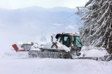 Bansko, Bulgaristan - 21 Ocak 2024: Kar temizleyici kar temizleme pisti makinesi Alp kayağı için kayak pisti, kış tatili