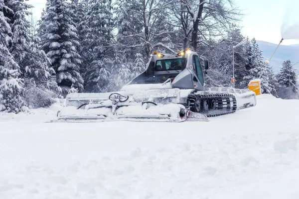 Bansko, Bulgaristan - 21 Ocak 2024: Kar temizleyici kar temizleme pisti makinesi Alp kayağı için kayak pisti, kış tatili