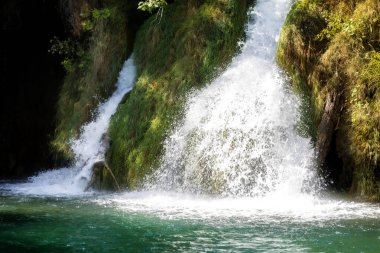 Hırvatistan 'ın Plitvice Ulusal Parkı' nda şelale ve göl