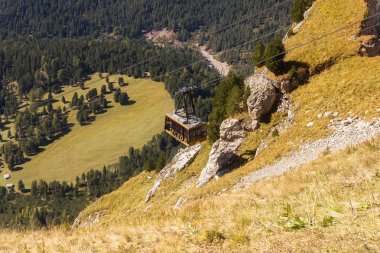 Ortisei, İtalya - 29 Eylül 2024: Val Gardena, Dolomites Alpleri 'nde Seceda' ya giden teleferik ve sonbaharda kar zirveleri