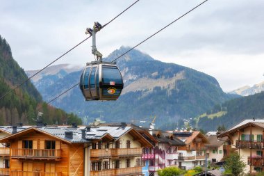 Canazei, İtalya - 26 Eylül 2024: Belvedere 'ye kablo otomobil kabini, Trentino Alto Adige' deki Fassa Vadisi 'nin yaz manzarası