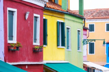 Burano adası, İtalya renkli evler mimari, Venedik yakınlarındaki ünlü bir ada. Seyahat ve tatil kavramı