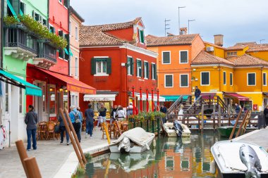 Burano Adası, İtalya - 1 Ekim 2024 Venedik yakınlarındaki ünlü adada renkli evler mimari, kanal ve cadde. Seyahat ve tatil kavramı