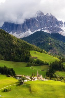 Dolomitler, İtalya. St. Magdalena ya da Santa Maddalena kilisesi, Geisler Odle dağları ve yeşil dağların panoramik manzarası.