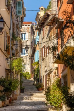 Rovinj, Hırvatistan Rovinj 'in tarihi eski kasabasında renkli binaları olan büyüleyici dar bir cadde