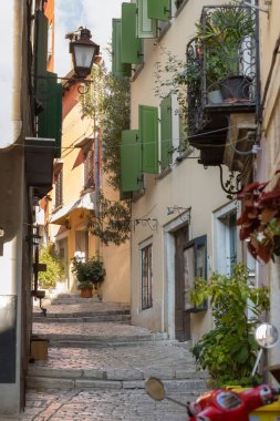 Rovinj, Hırvatistan Rovinj 'in tarihi eski kasabasında renkli binaları olan büyüleyici dar bir cadde