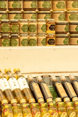 Hırvatistan, Rovinj - 23 Eylül 2024: Kasabadaki pazarda bol miktarda bal, trüf ve zeytinyağı bulunan raflar
