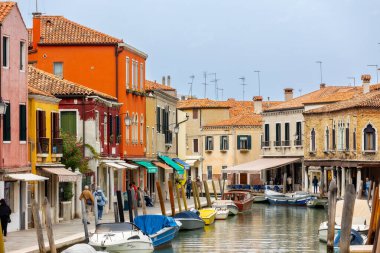 Murano Adası, İtalya - 1 Ekim 2024 Venedik yakınlarındaki ünlü adada renkli evler mimari, kanal ve cadde. Seyahat ve tatil kavramı