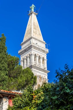 Rovinj, Hırvatistan. Güzel romantik kasaba manzarası, kilise çan kulesi