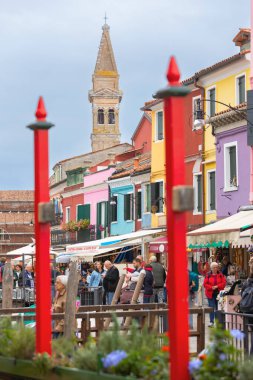 Burano Adası, İtalya - 1 Ekim 2024: Burano Adası, İtalya renkli evler ve kilise kulesi, Venedik yakınlarındaki ünlü ada. Seyahat ve tatil kavramı