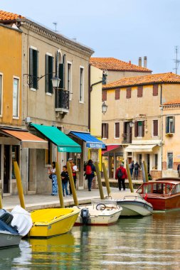 Murano Adası, İtalya - 1 Ekim 2024 Venedik yakınlarındaki ünlü adada renkli evler mimari, kanal ve cadde. Seyahat ve tatil kavramı