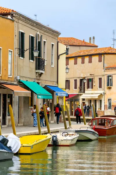 Murano Adası, İtalya - 1 Ekim 2024 Venedik yakınlarındaki ünlü adada renkli evler mimari, kanal ve cadde. Seyahat ve tatil kavramı