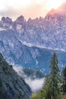 İtalyan Dolomite Alp Dağları 'nın güzel manzarası gün doğumunda panorama, İtalya