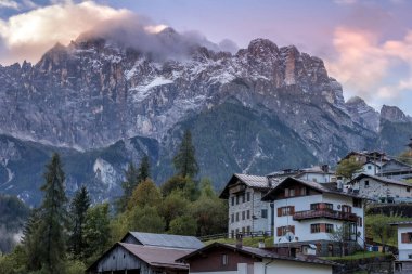 İtalyan Dolomite Alp Dağları 'nın güzel manzarası gün doğumunda panorama, İtalya