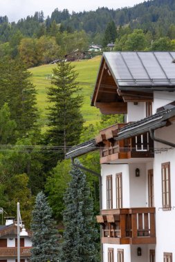 Güzel yaz sonbahar manzarası Cortina dAmpezzo, İtalya Alp evleri ve yeşil çimenler