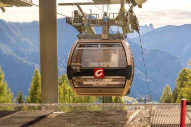 Ortisei, İtalya - 29 Eylül 2024: Sonbaharda Dolomite Alpleri, Val Gardena 'daki Seceda gezisinin bir parçası olan Furnes' e kablo otomobil kabini