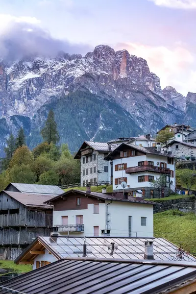 İtalyan Dolomite Alp Dağları 'nın güzel manzarası gün doğumunda panorama, İtalya