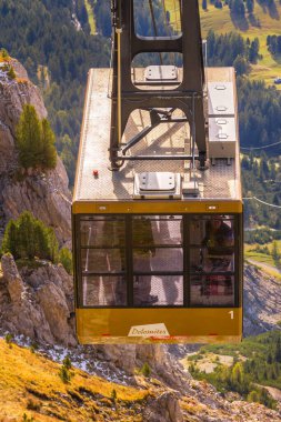 Ortisei, İtalya - 29 Eylül 2024: Val Gardena, Dolomite Alpleri ve sonbaharda havacılık vadisinde bulunan Furnes 'den Seceda' ya kadar yakın plan teleferik sarı kabini
