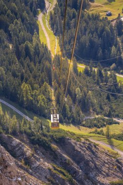 Ortisei, İtalya 'da sarı kabin Val Gardena' da Seceda 'ya Furnes, Dolomite Alpleri ve sonbaharda hava vadisi