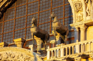 Venedik, İtalya Bronz Atları St Mark Bazilikası ya da San Marco 'yu dekore ediyor.