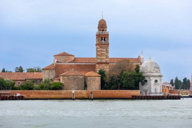 Murano, Venedik, İtalya - 1 Ekim 2024: San Pietro Martire veya St. Peter Martyr kilise çan kulesi