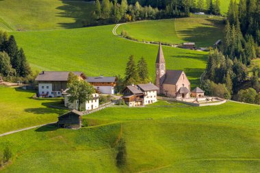 Dolomitler, İtalya. St. Magdalena ya da Santa Maddalena kilisesi ve yeşil alp çayırlarının hava panoramik manzarası