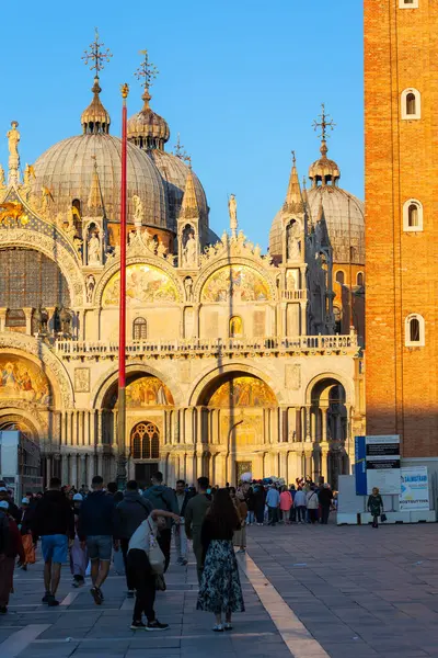 Venedik, İtalya - 30 Eylül 2024: Saint Marks Bazilikası ile Sunset San Marco Meydanı, ana turizm merkezi