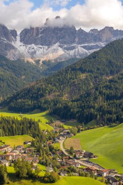 Dolomitler, İtalya. St. Magdalena ya da Santa Maddalena köyünün, Geisler Odle dağlarının ve yeşil dağların panoramik manzarası.