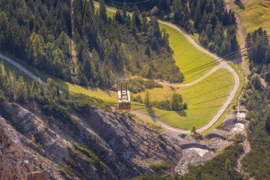 Ortisei, İtalya - 29 Eylül 2024: Val Gardena 'daki Furnes' den Seceda 'ya kablo sarı kulübe, Dolomitler Alpleri ve sonbaharda hava vadisi manzarası