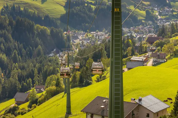 Ortisei, İtalya - 29 Eylül 2024: Seceda gezisinin bir parçası olan Furnes 'e giden kablo araba Val Gardena' da sonbaharda Dolomite Alpleri, kasabanın hava manzarası