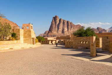 Ürdün, Wadi Rum - 2 Kasım 2022: 7 Bilgelik Sütunlu Wadi Rum Çölü girişi