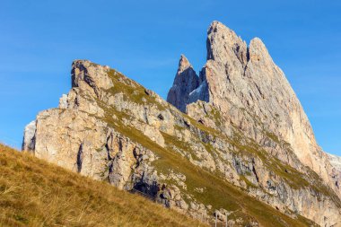 İtalya, Seceda sonbahar dağ manzarası, Odle grubunun ayağı, Val Gardena Ortisei kasabası yakınlarında.