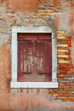 Kapalı pencereli eski kırmızı tuğla duvar, Venedik tarzı arka plan
