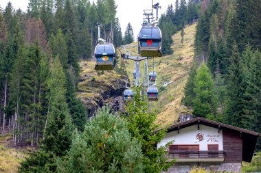 Canazei, İtalya - 26 Eylül 2024: Belvedere 'ye kablo kabin, Trentino Alto Adige' deki Fassa vadisinde yaz manzarası
