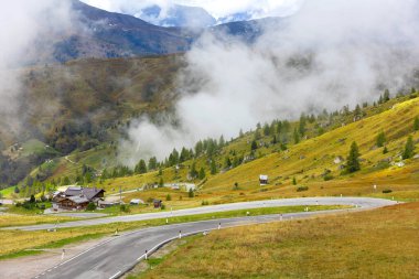İtalya, Giau Geçidi 'nin boş asfalt serpentin yolu, Dolomite Alpleri seyahat konsepti