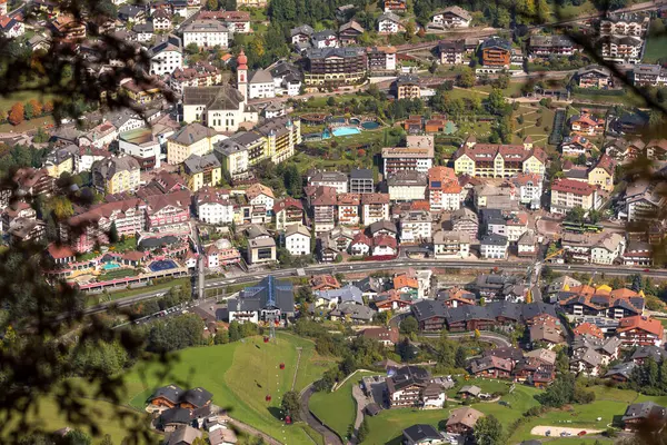 Ortisei, Italy- 26 Eylül 2024: Saint Ulrich dağ köyü, Mont Seuc teleferik kırmızı kabinleri Dolomites, Güney Tyrol, İtalya