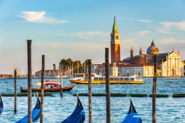 Venedik, İtalya - 30 Eylül 2024: Günbatımında Gondollar ve arka planda San Giorgio Maggiore kilise simgesi