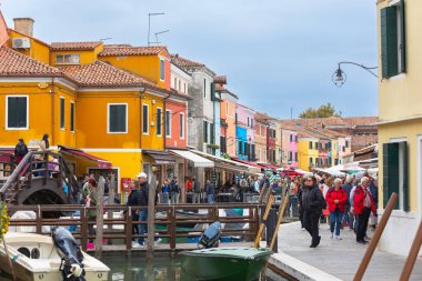 Burano Adası, İtalya - 1 Ekim 2024 Venedik yakınlarındaki ünlü adada renkli evler mimari, kanal ve cadde. Seyahat ve tatil kavramı