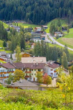 Dolomitler, İtalya. Yazın St. Magdalena ya da Santa Maddalena köyünün hava panoramik manzarası