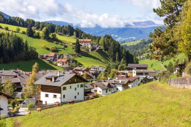 Dolomitler, İtalya. Yazın St. Magdalena ya da Santa Maddalena köyünün hava panoramik manzarası