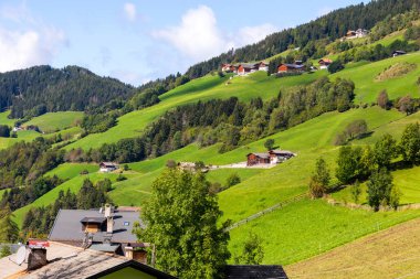 Dolomitler, İtalya. Yazın St. Magdalena ya da Santa Maddalena köyünün hava panoramik manzarası