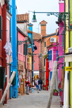 Burano Adası, İtalya - 1 Ekim 2024 Venedik yakınlarındaki ünlü adada renkli evler mimari ve sokak. Seyahat ve tatil kavramı