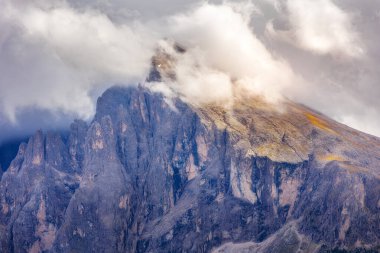 Sasso Piatto 'nun Dolomitler' deki Alpe di Siusi 'den günbatımı görüntüsü İtalyan Alpleri, Langkofel Grubu, İtalya